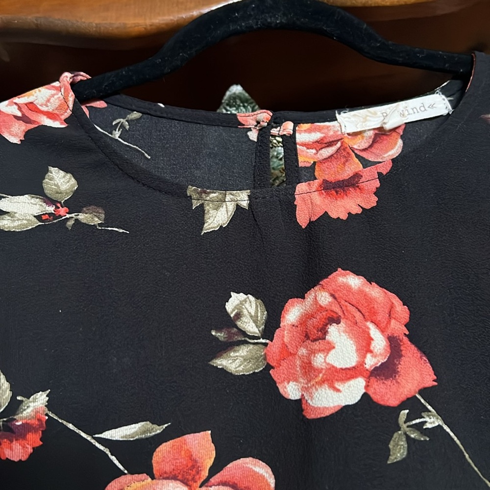 REWIND Black/Coral/Peach/Cream Floral Flutter Sleeve Crop Top, Size XL, GUC. - Picture 4 of 9